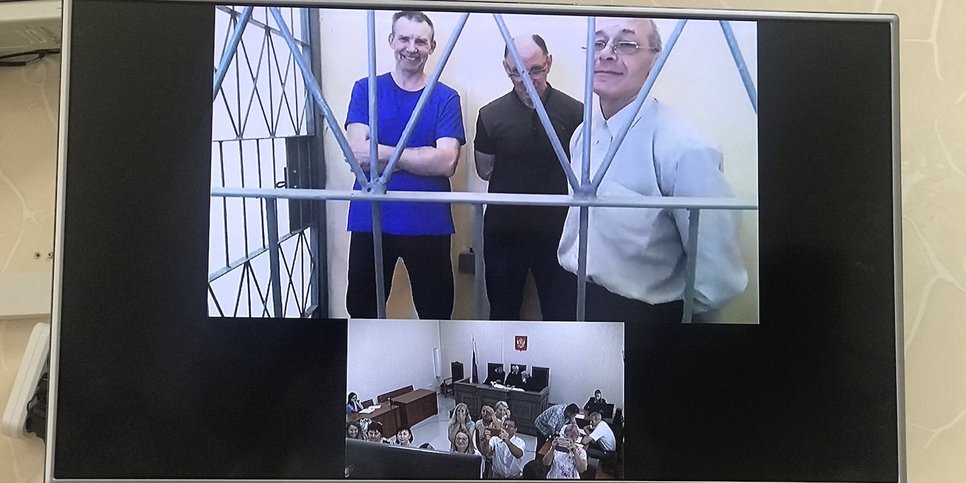 Слева направо: Владимир Сакада, Евгений Жуков и Владимир Маладыка присутствуют на апелляционном слушании по видео-конференц-связи