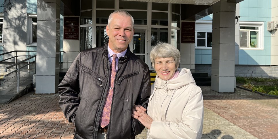 Oleg und Agnessa Postnikow vor dem Gerichtsgebäude