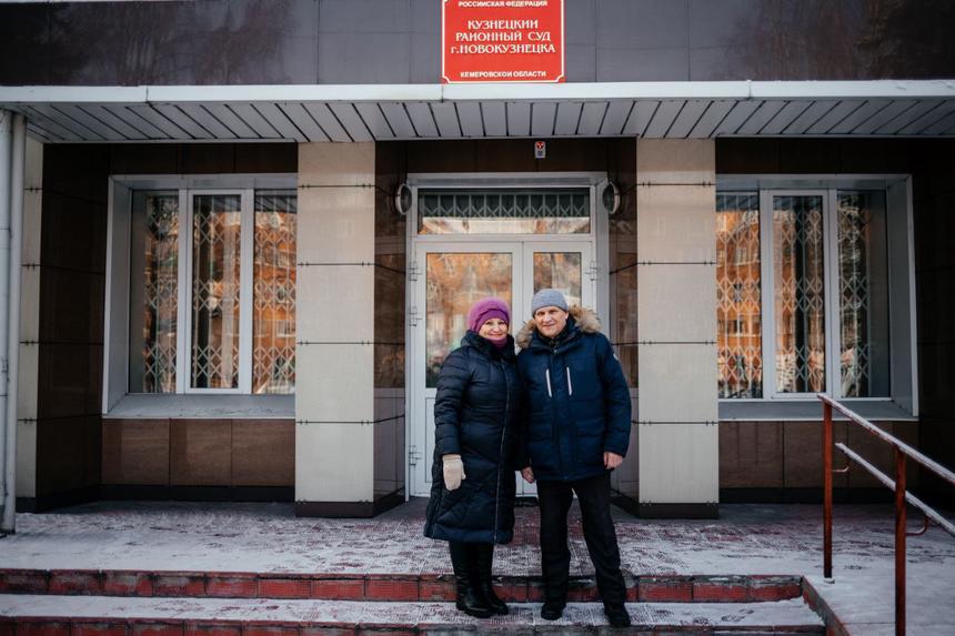 Татьяна и Сергей Сушильниковы у здания суда. Ноябрь 2023 г.