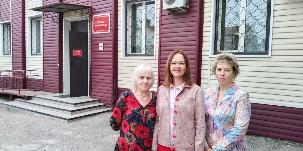 Galina Yatsik, Margarita Moiseyenko and Yelena Yatsyk near the Zeyskiy District Court. September, 2023.