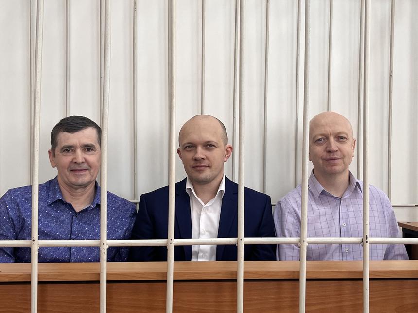 Слева направо: Сергей Косьяненко, Ринат Кирамов и Сергей Королёв за решеткой в зале суда