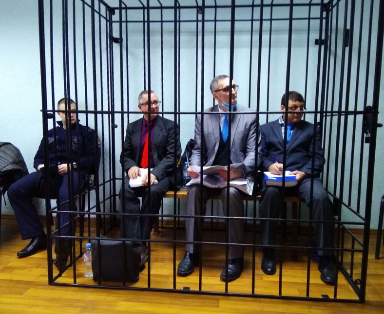 Владимира Пискарёва, Владимира Мельника и Артура Путинцева во время суда в Орле держали в клетке