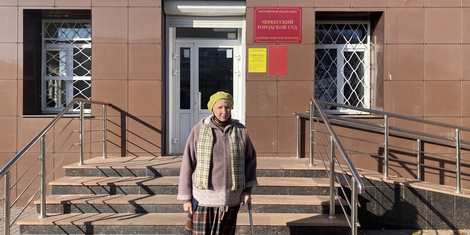 Елена Менчикова возле здания суда в Черкесске. Ноябрь 2022 г.