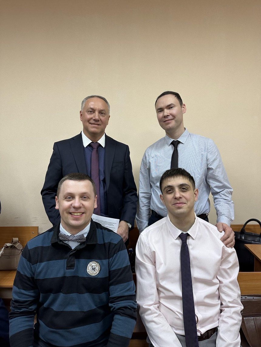 Réus na sala de audiência durante um intervalo