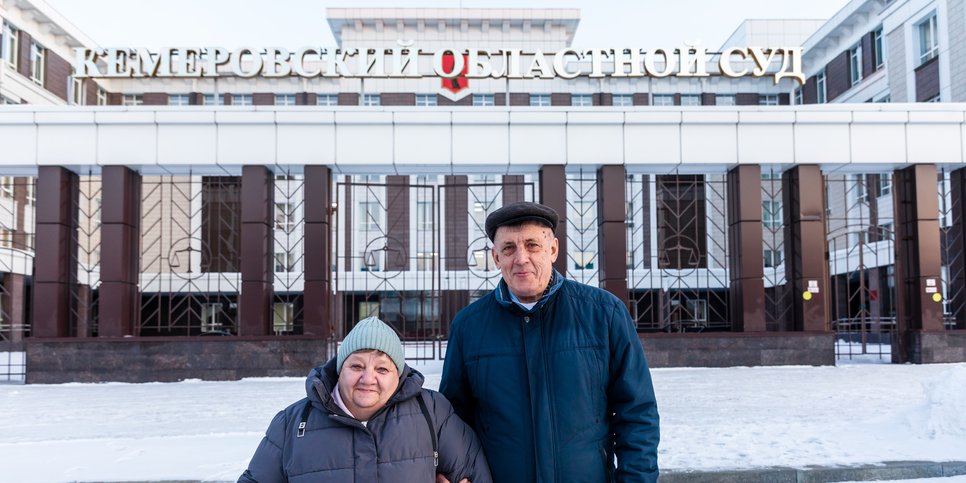 Pavel Brilkov avec sa femme le jour de l’appel près du tribunal régional de Kemerovo