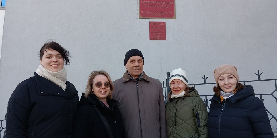 Yuriy Yuskov com seus amigos no dia do veredicto