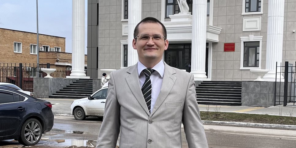 Dolganov in front of the Avtozavodsky district court on the day of the verdict's announcement, April 8, 2024