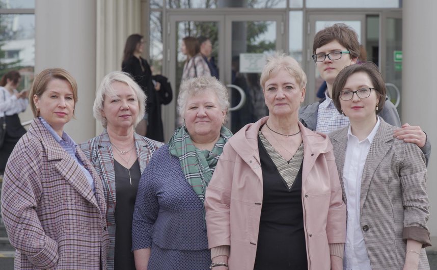 Familienangehörige kamen, um die Gläubigen zu unterstützen