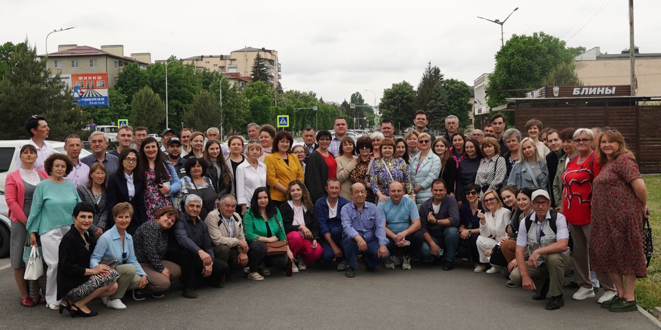 Kirill Gushchin e sua moglie Svetlana circondati da amici. Maggio 2024