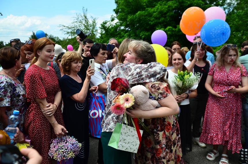 釈放後、オルガ・イワノワの友人たちが彼女を歓迎する