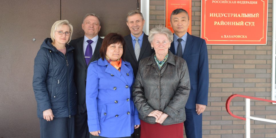 Von links nach rechts: Tatjana und Witalij Schuk, Swetlana Sedowa, Nikolai Polevodow, Maja Karpuschkina und Stanislaw Kim vor dem Gerichtsgebäude. Mai 2024