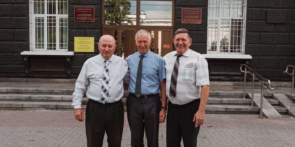 Yuriy Kolotinskiy, Mikhail Reshetnikov y Anatoliy Sarychev cerca del Tribunal Territorial de Altái. 19 de julio de 2024