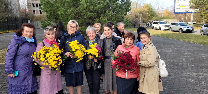 Tatyana Zhuk, Maya Karpushkina e Svetlana Sedova circondate da amiche il giorno dell'appello