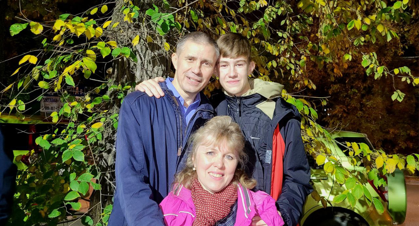 Nikolay Polevodov com sua esposa Tatyana e seu filho Ilia depois de serem libertados do centro de detenção preventiva. 10 de outubro de 2024