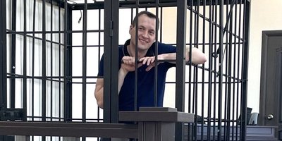 Nikolay Saparov na sala do tribunal, março de 2025