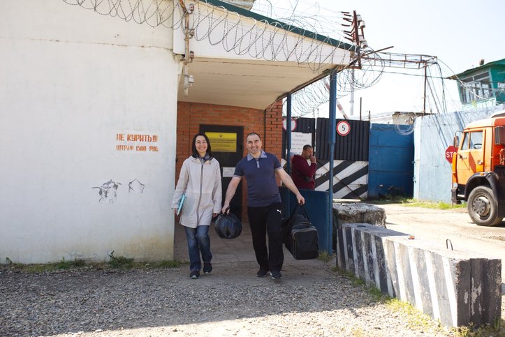 На выходе из СИЗО Инвера Сиюхова встретила его сестра и общественный защитник Зариета. Апрель 2025 г.