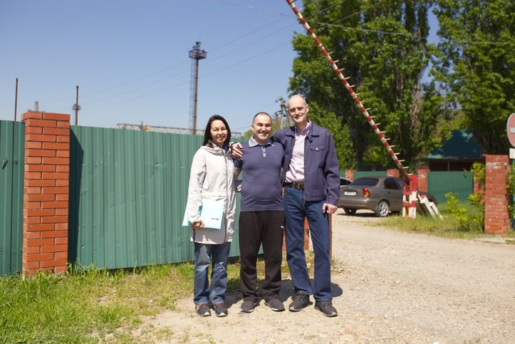 Инвер Сиюхов (в центре) и его сестра со своим мужем. Апрель 2025 г.