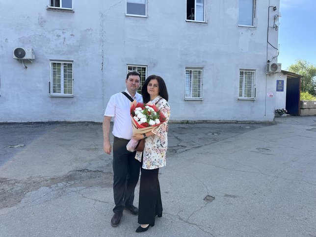 Sona y su esposo afuera del centro correccional