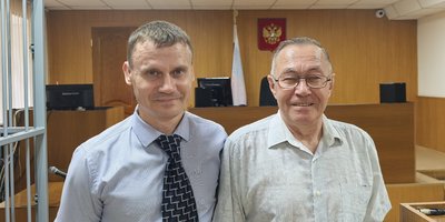 Aleksandr Krushevskiy et Anatoliy Artamonov dans la salle d’audience, le 28 juillet 2025