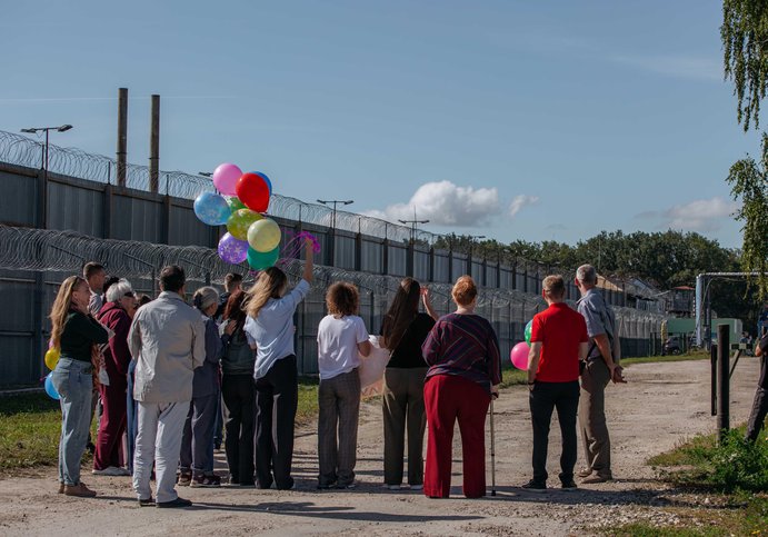 在流放地的出口处，弗拉基米尔遇到了朋友