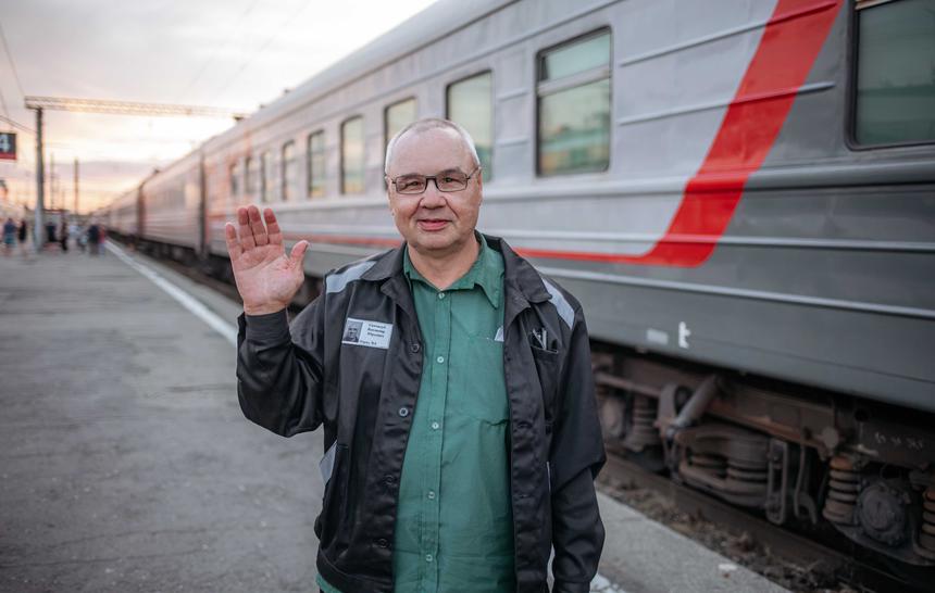 Верующий отправляется домой после освобождения