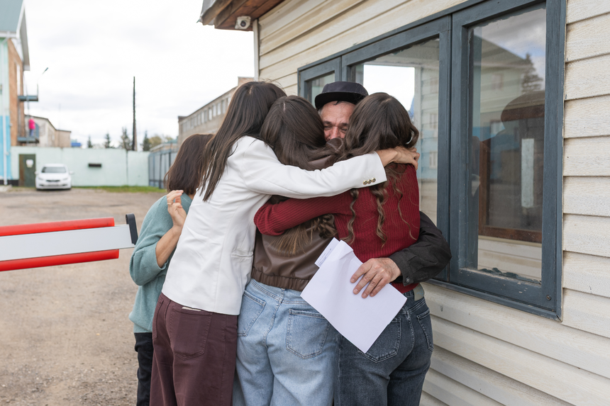 Родные обнимают Константина на пропускном пункте. 10 сентября 2025 г.