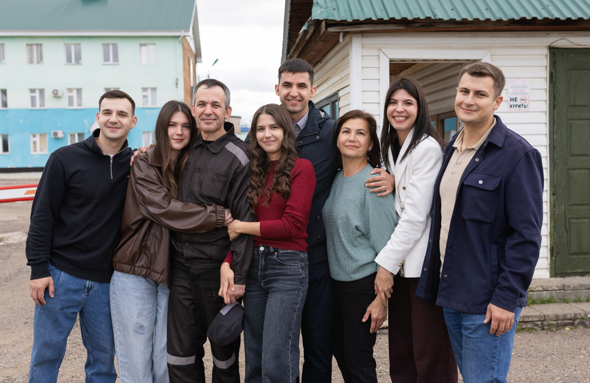 Константин Санников встретился с семьей на выходе из колонии. 10 сентября 2025 г.