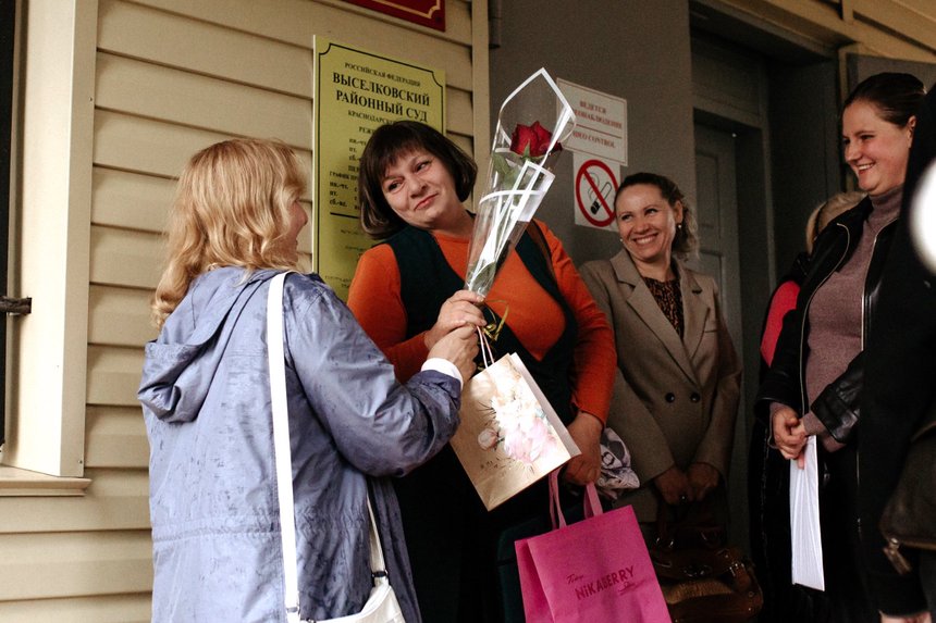 Vasilina Penskaya und Irina Ushakova gehörten zu denen, die Natalya am Tag der Urteilsverkündung unterstützten. 30. September 2025