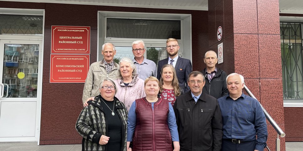 Осужденные Свидетели Иеговы у здания суда, 1 октября 2025 года