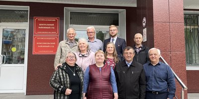 Осужденные Свидетели Иеговы у здания суда, 1 октября 2025 года