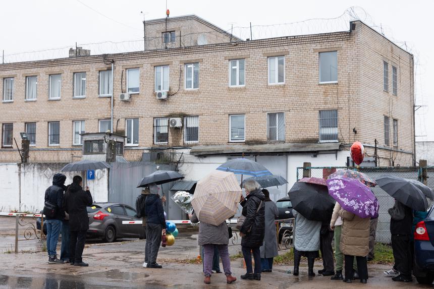 Des amis attendent Vardan Zakaryan près de la colonie pénitentiaire