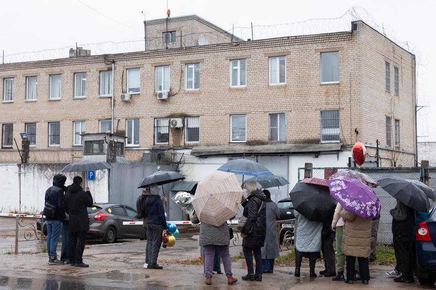 Друзья ждут Вардана Закаряна возле исправительной колонии