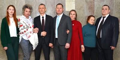 De gauche à droite : Aleksey Vasiliyev avec sa femme et sa fille, Anton Bashabaev et Aleksey Yefremov avec leurs épouses