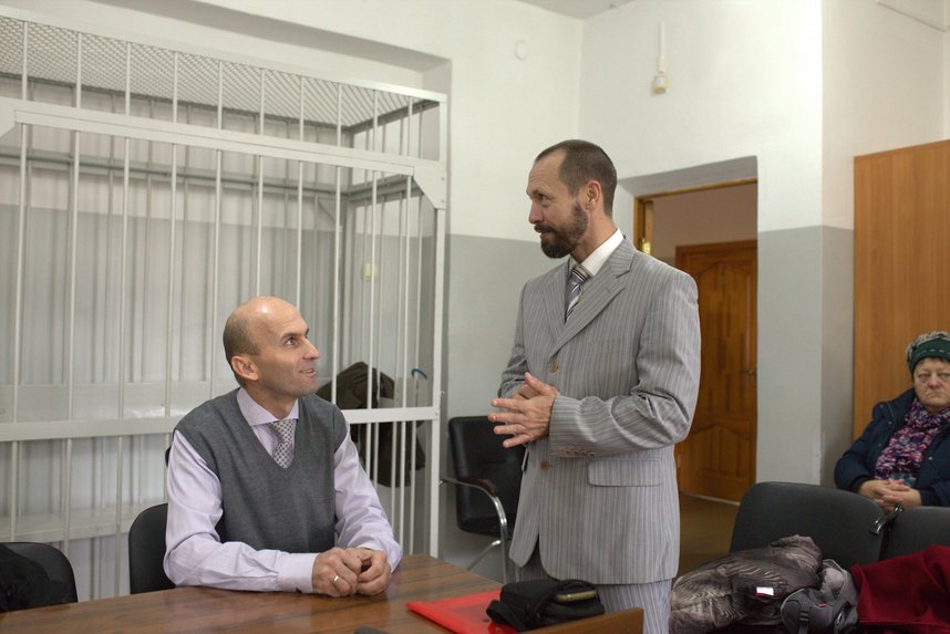 Die Fälle von Viktor Spirichev (links) und Sergey Dvurechenskiy (rechts) basieren auf der Aussage von "Shepherd". Beide wurden am selben Tag verurteilt: zwei Jahre auf Bewährung. Vyselki, Dezember 2025.