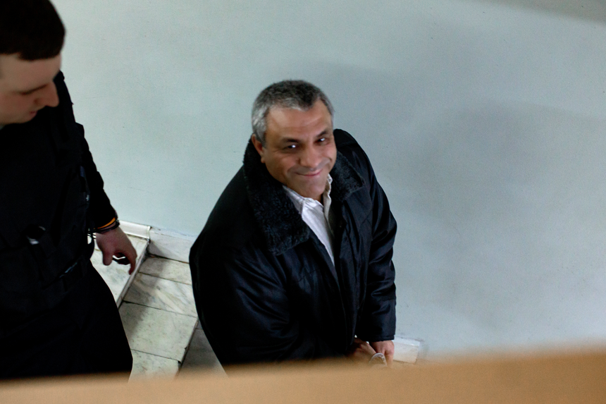 Анатолий Евтушенко провожает взглядом друзей и родных, пока конвоиры уводят его в наручниках из суда. Декабрь 2025 г.