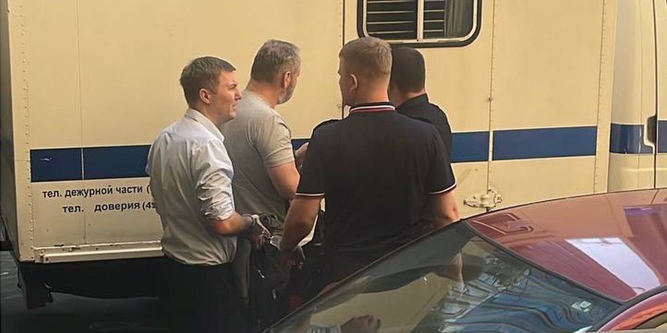 Андрея Лукина (крайний слева) перевозят в СИЗО после одного из заседаний суда. Июнь 2025 г.