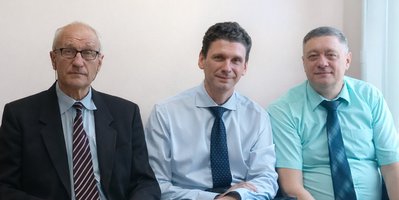 Слева направо: Валерий Толмазов, Максим Барбазюк и Александр Костюк в зале судебного заседания. Ноябрь 2025 г.