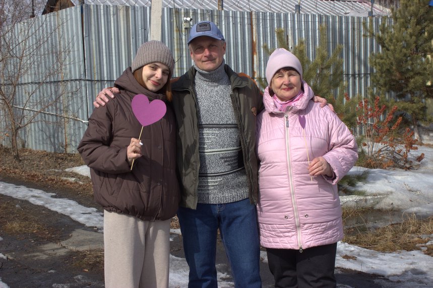 Дмитрий Загулин с дочерью (слева) и матерью (справа)