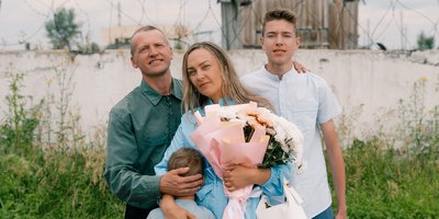 アレクサンドル・フィラトフが妻エレナと二人の息子と共に、信者が刑を執行したコロニーの前で。2026年7月。